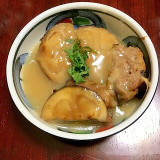 青じそ香る丸ナスの挟み揚げの酒粕入り甘酢あんかけ。